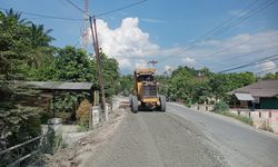 Di Tengah Keterbatasan Anggaran, Gubernur Abdul Wahid Konsisten Genjot Perbaikan Jalan di Riau