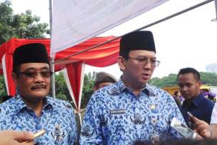 Gubernur DKI Jakarta Basuki Tjahaja Purnama (kanan) dan Wakil Gubernur DKI Jakarta Djarot Saiful Hidayat (kiri) seusai menghadiri apel Hari Pendidikan Nasional, di Lapangan Eks IRTI Monas, Jakarta Pusat, Senin (2/5/2016). 