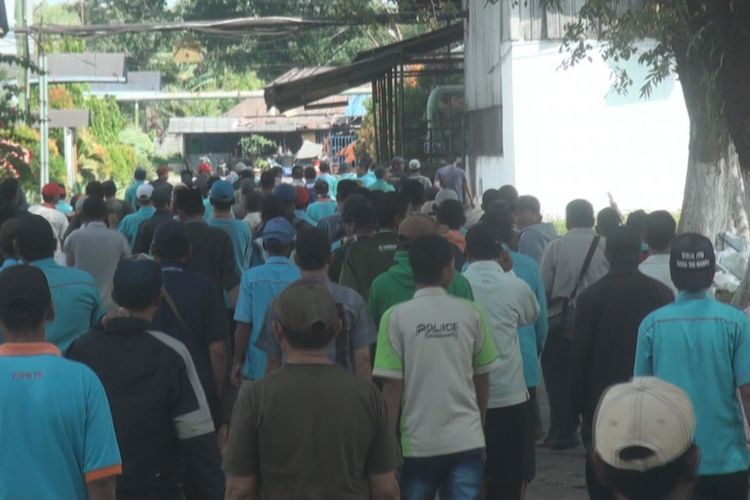 Ratusan pegawai musiman PTPN 7 Cinta Manis Ogan Ilir melakukan aksi swipping ke dalam pabrik dan ruang pengemasan untuk memeriksa jika ada pegawai lain yang masih bekerja dan tidak ikut berunjuk rasa