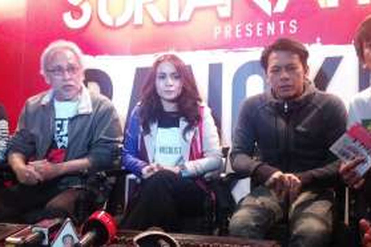 Iwan Fals bersama empat perwakilan grup band NOAH, Nidji, D'Masiv dan Geisha di Kembang Goela, Jakarta Pusat, Selasa (22/3/2016).