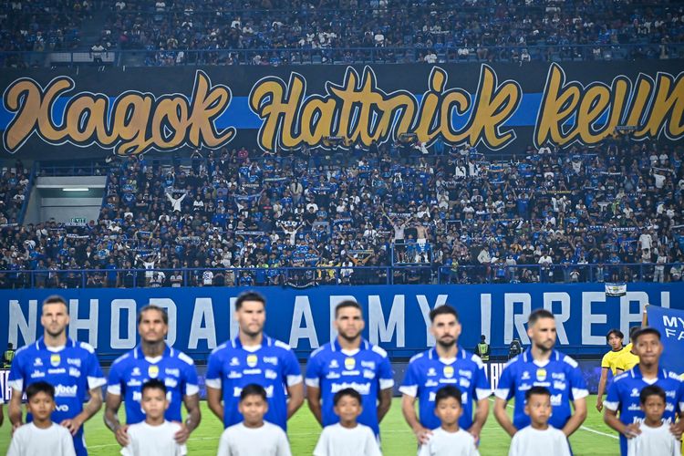 Spanduk berukuran besar terpampang di tribun Timur Stadion Gelora Bandung Lautan Api (GBLA) saat duel Persib vs Western Sydney Wanderers, Sabtu (2/8/2025) sebuah penegasan target Persib Bandung musim ini di Super League 2025-2026 hattrick juara.