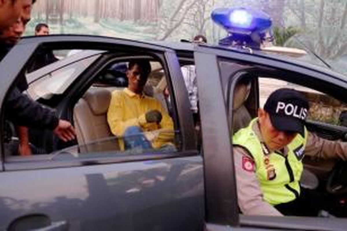 Hercules (baju kuning) ditangkap bersama 45 anak buahnya di kawasan apartemen dan ruko di Jalan Lapangan Bola, Srengseng, Jakarta, Jumat (8/3/2013). Penangkapan dilakukan setelah terjadi bentrok dan penyerangan dari kelompok Herkules kepada polisi di kawasan tersebut.