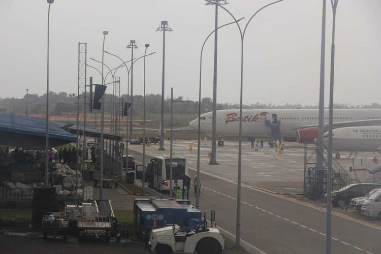 245 WNI yang baru saja tiba di Bandara Hang Nadim setelah dipulangkan dari Wuhan, China sampai saat ini masih dilakukan pemeriksaan kesehatan dan observasi oleh tim medis gabungan. Pantauan Kompas.com dari lantai II Gedung Bandara Hang Nadim, terlihat pemeriksaan masih terus berjalan.