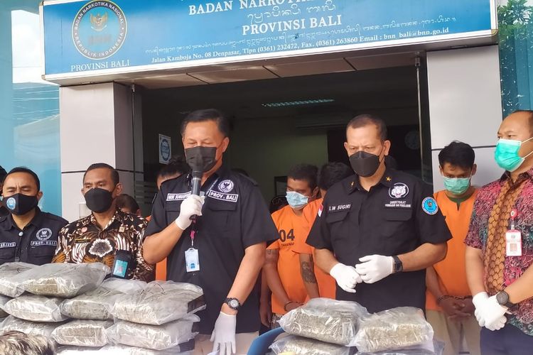 Jumpa pers kasus penyelundupan 50 kg ganja di BNN Bali 
