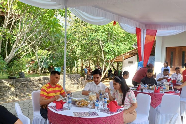 Bupati Gunungkidul, Sunaryanta bersama Ketua umum Partai Solidaritas Indonesia (PSI), Kaesang Pangarep dan istrinya, Erina Gudono makan bersama di kediaman Bupati Gunungkidul, Minggu (14/1/2024).