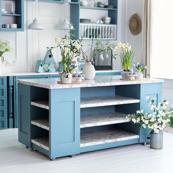 Ilustrasi kitchen island biru.