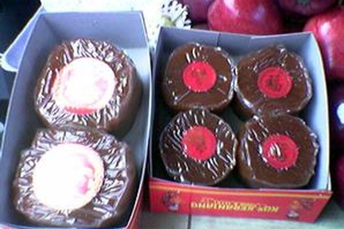 Kue keranjang merupakan salah satu makanan khas yang banyak dijual di kawasan Pecinan, Petak Sembilan, Glodok, Jakarta Barat menjelang perayaan imlek 2009.
