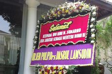 Bunga Ucapan Selamat Berdatangan ke Rumah Rini Soemarno