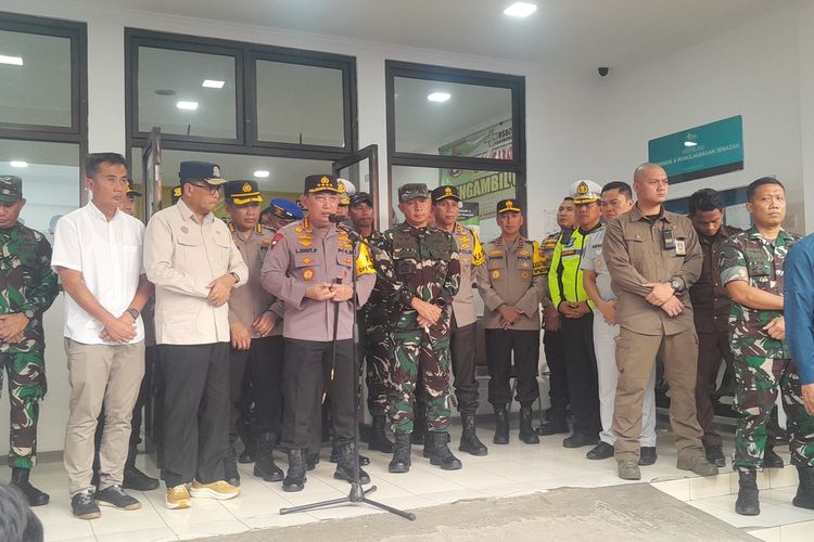 Kapolri Jenderal Listyo Sigit Prabowo saat memberikan keterangan pers di Instalasi Forensik RSUD Karawang, Senin (8/4/2024).