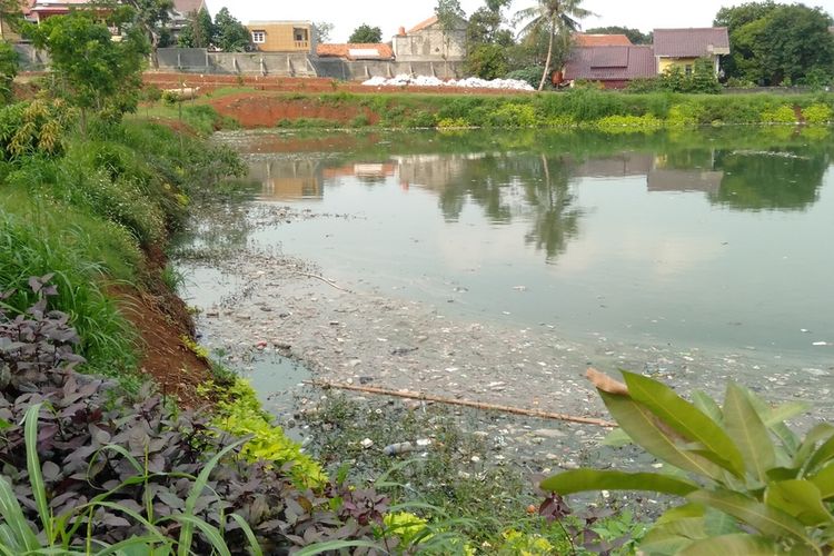 Sampah plastik dan dedaunan memenuhi permukaan waduk Jagakarsa, Jakarta Selatan, Rabu (18/12/2019)