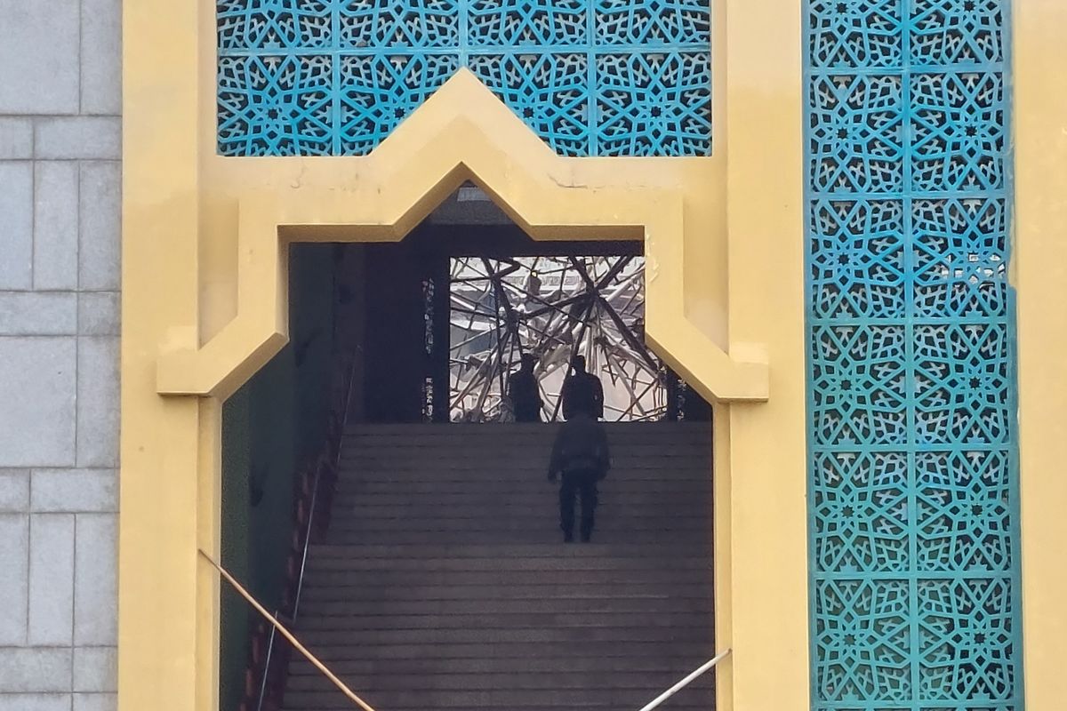 Tim Pusat Laboratorium Forensik Mabes Polri tengah memeriksa lokasi kebakaran di Masjid Raya Jakarta Islamic Centre, Kamis (20/10/2022).