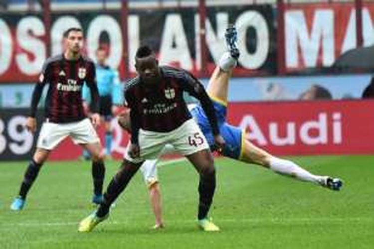 Mario Balotelli dipercaya tampil sejak menit pertama oleh pelatih Cristian Brocchi pada laga antara AC Milan dan Frosinone di San Siro, Minggu (1/5/2016). 