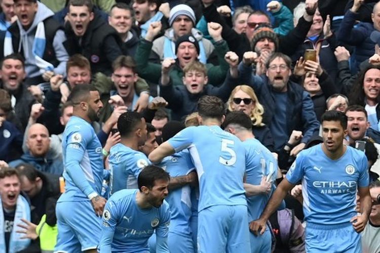 Para pemain Manchester City merayakan gol Kevin De Bruyne dalam pertandingan Man City vs Liverpool pada lanjutan Liga Inggris 2021-2022 di Stadion Etihad, Minggu (10/4/2022) malam WIB. 