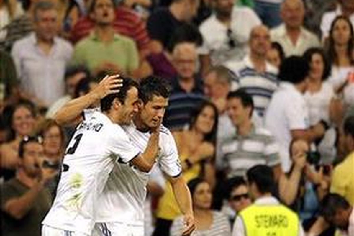 Bek Real Madrid, Ricardo Carvalho (kiri) merayakan golnya ke gawang Osasuna, pada lanjutan Divisi Primera, bersama dengan Cristiano Ronaldo, Sabtu (11/9/2010).