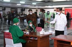Jokowi Tinjau Vaksinasi Massal untuk Pelayan Publik di Jawa Tengah