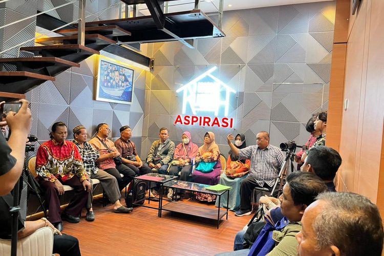 Mediasi lanjutan yang diadakan Wakil Walikota Surabaya, Armuji atas dugaan kasus penipuan tanah kavling oleh Abu Amar, di Rumah Apirasi, Jumat (14/11/2025).