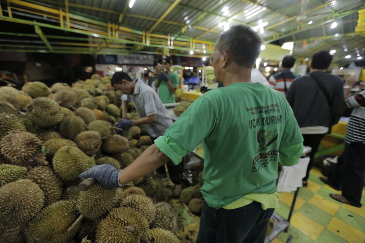 Suasana di Durian Ucok, Jalan Wahid Hasyim, Kota Medan, Sumatera Utara, Kamis (25/8/2016). Durian Ucok buka 24 jam setiap hari, tujuh hari dalam sepekan. Di sini, pengunjung bisa meminta durian sesuai rasa yang digemari, antara pahit dan manis.