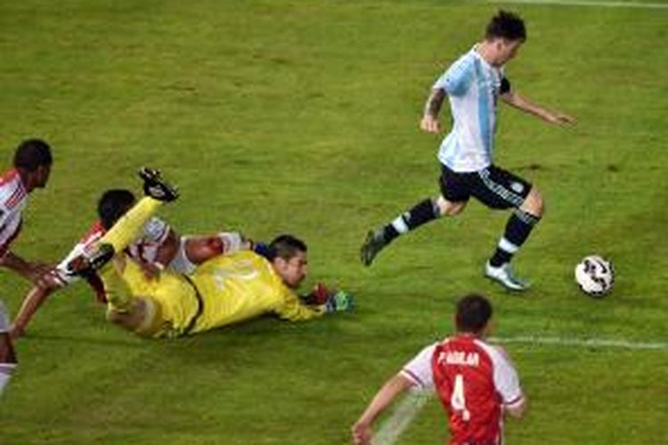 Penyerang Argentina Lionel Messi menggiring bola melewati kiper Paraguay Antony Silva dalam laga Copa America 2015 di La Serena, Cile, Sabtu (13/6/2015)