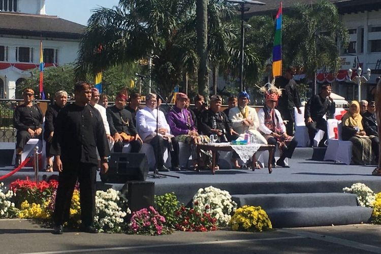 Presiden Joko Widodo bersama Mensesneg Pratikno, Gubernur Jabar Ahmad Heryawan, dan Wali kota Bandung Ridwan Kamil saat menghadiri Karnaval Kemerdekaan di Bandung, Sabtu (26/8/2017).