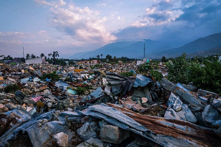 Rumah warga Balaroa, Kota Palu, Sulawesi Tengah porak-poranda oleh gempa pada 28 September 2018.