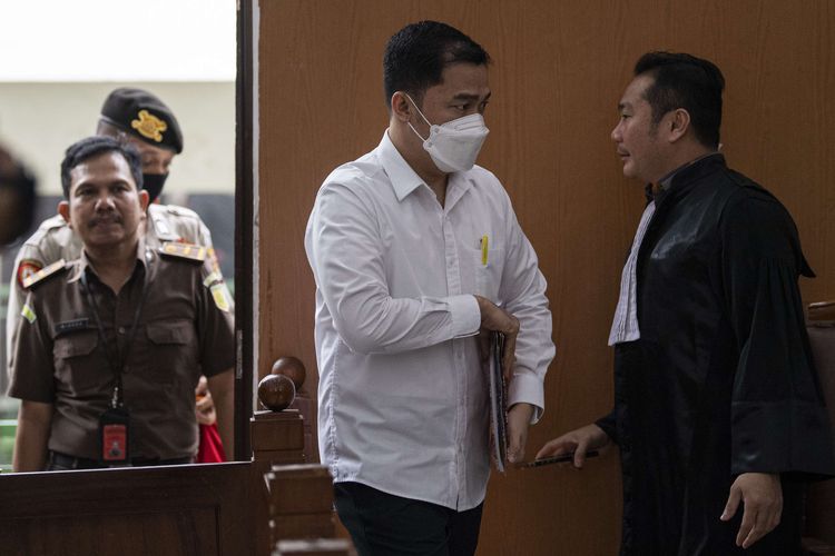 Terdakwa peritangan penyidikan pada kasus pembunuhan Brigadir Yosua Hutabarat, Arif Rachman Arifin (tengah) tiba untuk menjalani sidang lanjutan di Pengadilan Negeri Jakarta Selatan, Jakarta, Jumat (3/2/2023). Sidang tersebut beragendakan pledoi atau pembacaan nota pembelaan dari terdakwa dan kuasa hukumnya.