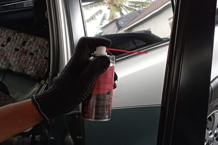 gunakan semprotan silikon untuk melumasi karet jendela mobil