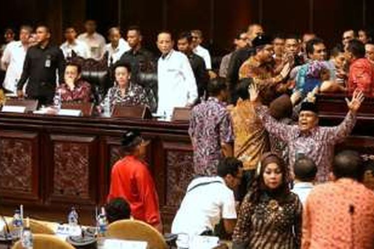 Sejumlah anggota DPD meminta kepada anggota lainnya, Benny Ramdani (podium), untuk kembali ke tempat duduk saat melakukan interupsi dalam Sidang Paripurna DPD di Kompleks Parlemen, Jakarta, Senin (11/4). Kericuhan itu terkait agenda tambahan sidang paripurna berupa pembacaan surat dari sejumlah anggota DPD. 