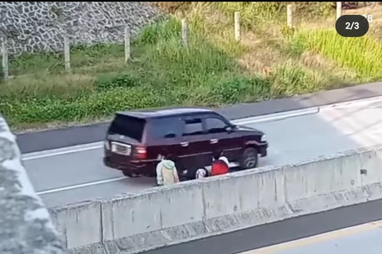 Tangkapan layar sejumlah anak bermain di jalan tol Boyolali-Semarang KM 480 Boyolali, Jawa Tengah.