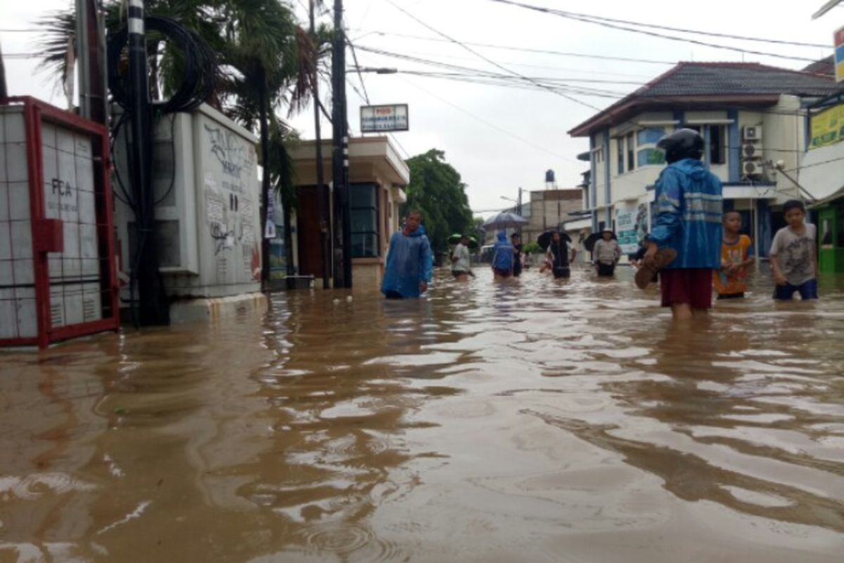 Kawasan Perumahan Maharta, Pondok Kacang Timur, Pondok Aren, Tangerang Selatan, Selasa (25/2/2020) pagi, terendam banjir. Kondisi tersebut terjadi setelah diguyur hujan dengan intensitas sedang hingga deras sejak Senin (24/2/2020) malam.