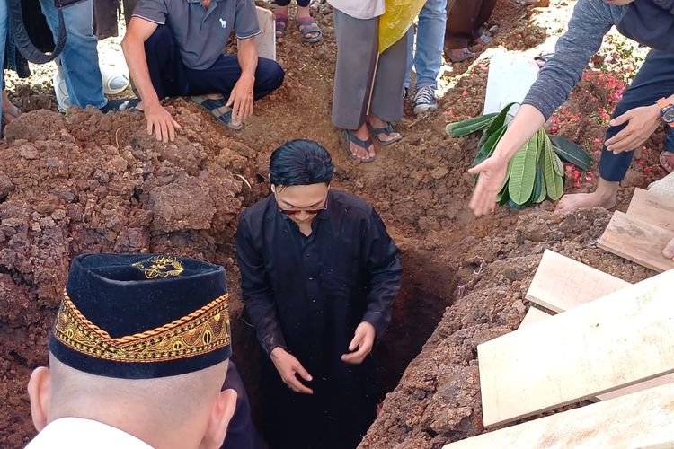 Anji turun ke liang lahad makamkan ayahnya di TPU Mangun Jaya, daerah Bekasi Timur, Jawa Barat, Selasa (16/1/2024). 