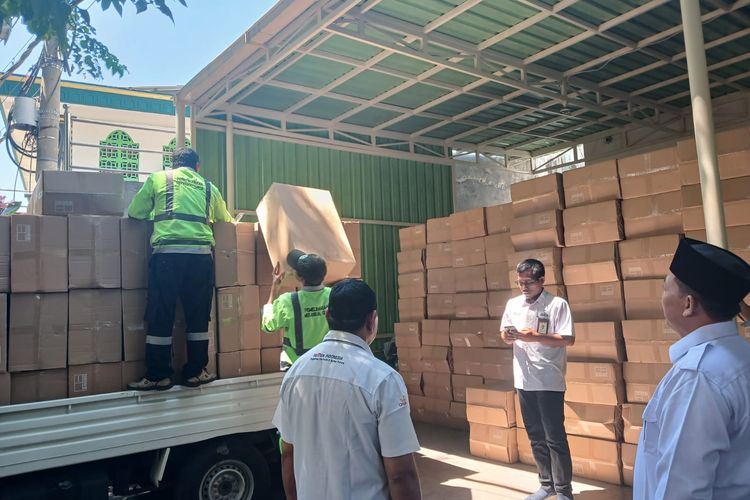 Kemenhaj Gresik Mulai Bagikan Koper Jemaah Haji, KBIHU Antusias