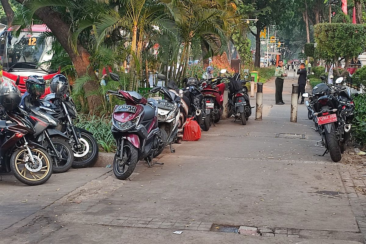 Sejumlah motor terparkir di trotoar di depan Gedung DPRD DKI Jakarta, Jalan Kebon Sirih, Gambir pada Rabu (23/8/2023) pagi. Dengan demikian, sejumlah pengendara memarkirkan sepeda motor di trotoar depan Gedung DPRD DKI.