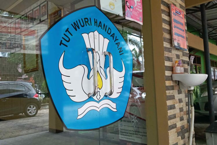 Logo Tut Wuri Handayani di pintu masuk Dinas Pendidikan Kota Pangkalpinang, Babel, Jumat (24/6/2022).