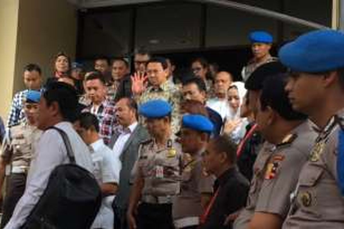 Gubernur DKI Jakarta non-aktif Basuki Tjahaja Purnama atau Ahok langsung dibawa ke Kejaksaan Agung RI dari Mabes Polri untuk penyerahan barang bukti dan tersangka, Kamis (1/12/2016).