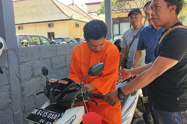 Tersangka pencurian sepeda motor di Desa Sumberklampok, Kecamatan Gerokgak, Kabupaten Buleleng, Provinsi Bali, berinisial NSD (36) yang pura-pura linglung dan gila saat membawa kabur sepeda motor.