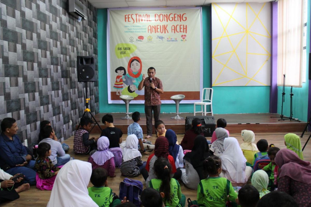 Cahyono Budi Dharmawan, pendongeng Komunitas Ayo Dongeng Indonesia (Ayodi) saat berdongeng di Festival Dongeng Internasional Indonesia, Aceh, Sabtu (11/11/2017).