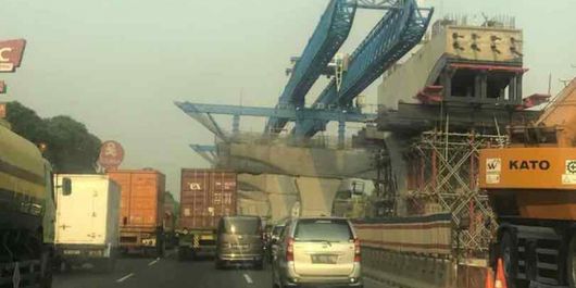 Pengerjaan proyek Jalan Tol Jakarta-Cikampek Elevated.