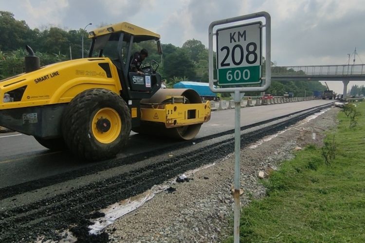 Petugas sedang melakukan penebalan aspal di rual Tol Palikanci Kilometer 208 Kecamatan Mundu Kabupaten Cirebon Jawa Barat. Pengerjaan ini ditargetkan selesai hari ini, Selasa (26/3/2024) siang.