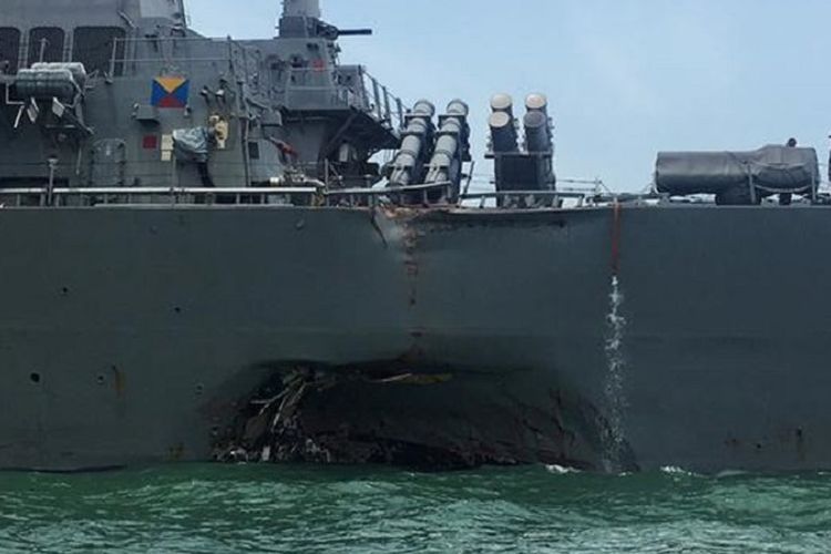 
Lubang di lambung kiri kapal perusak AS, USS John S McCain setelah ditabrak kapal tanker berbendera Nigeria.
