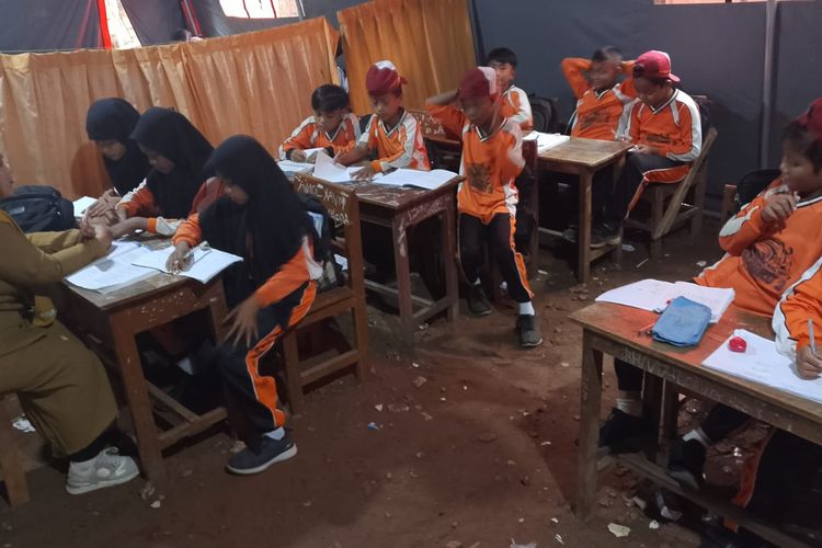 Siswa SDN Tamberu 2, Desa Tamberu, Kecamatan Batumarmar, Kabupaten Pamekasan belajar di ruang tenda darurat, Senin (27/10/2025)