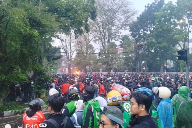 Foto aksi perusakan yang dilakukan oleh massa berbaju hitam terhadap rumah aset milik MPR RI di jalan Diponegoro, Jumat (29/8/2025).