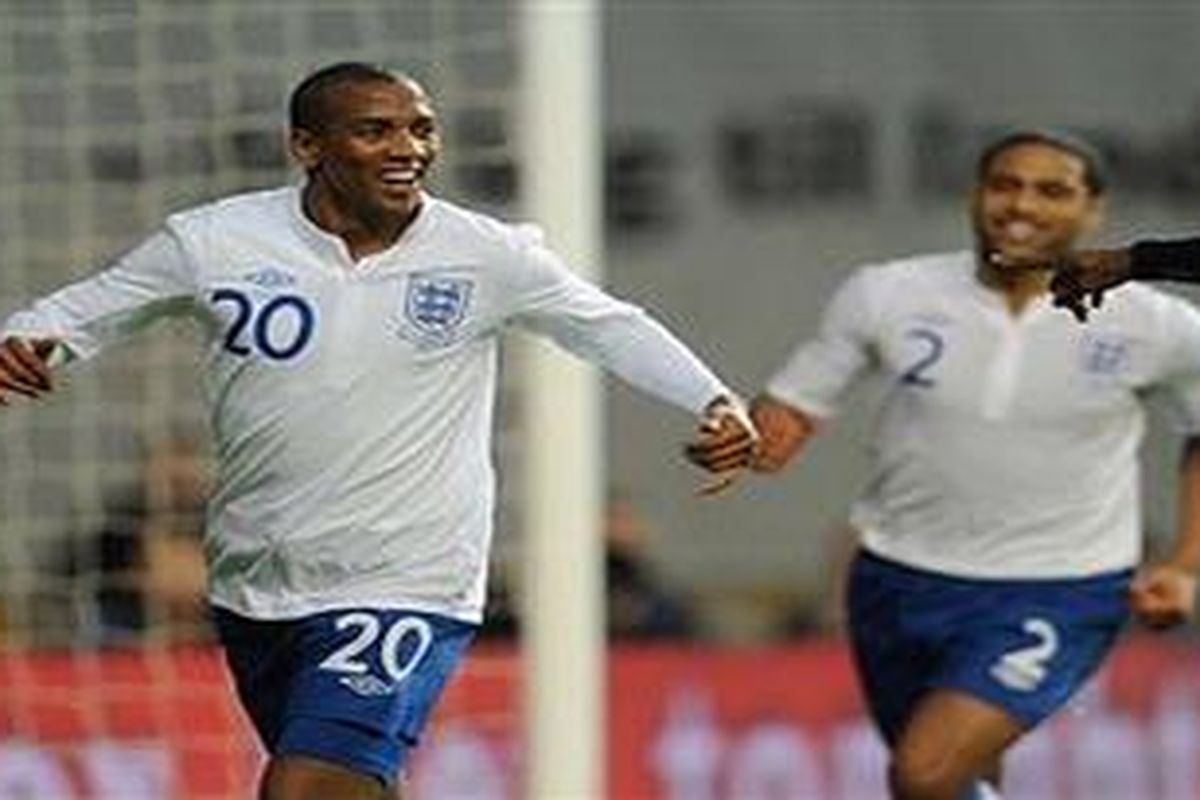 Ashley Young (kiri) meluapkan kegembiraannya setelah membobol gawang Denmark, sekaligus memasatikan kemenangan Inggris 2-1 pada laga persahabatan, Rabu atau Kamis (10/2/2011) dini hari WIB.