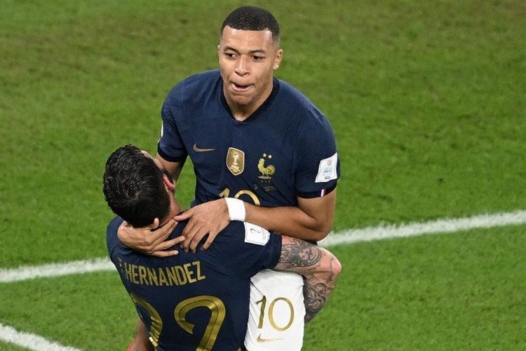 Kylian Mbappe dan Theo Hernandez melakukan selebrasi bersama dalam laga Grup D Piala Dunia 2022 Perancis vs Denmark di Stadion 974, Doha, 26 November 2022. Mbappe yang sudah mencetak gol kini menghuni posisi puncak daftar top skor Piala Dunia 2022 bersama striker timnas Ekuador, Enner Valencia. (Photo by Anne-Christine POUJOULAT / AFP)