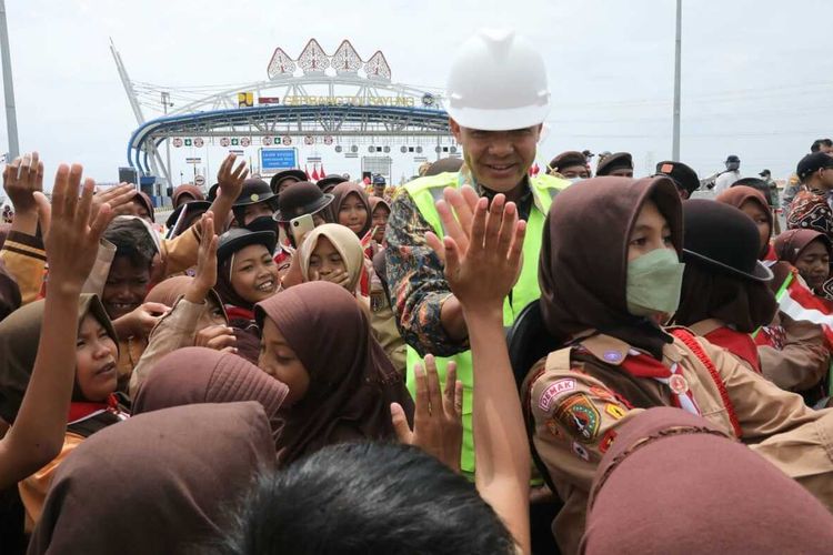 Gubernur Jawa Tengah, Ganjar Pranowo mendampingi Presiden Joko Widodo meresmikan Jalan Tol Semarang-Demak Seksi II, Sabtu (25/2/2023). 