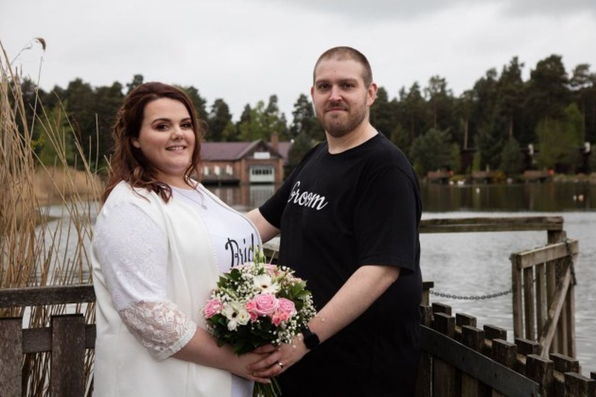 Rebecca Maxwell (26) dan Glen Maxwell (30) mengenakan celana jeans dan busana pernikahan personalisasi untuk hari spesial mereka 