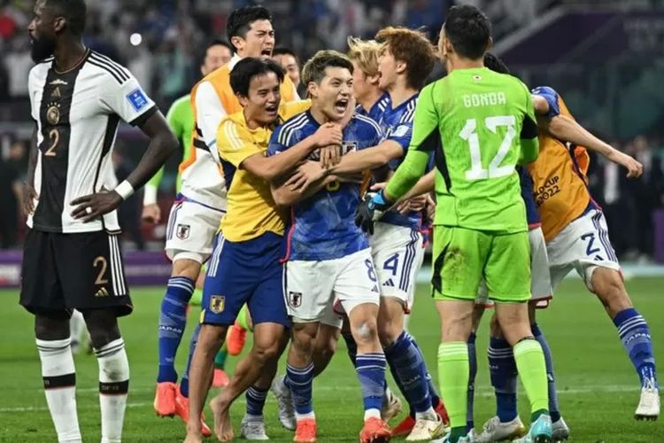 Para pemain timnas Jepang meluapkan kegembiraan setelah berhasil menang 2-1 atas timnas Jerman pada pertandingan Grup E Piala Dunia 2022, Rabu (23/11/2022).