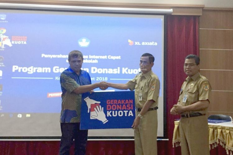 Penyerahan donasi kuota XL Axiata berlangsung di SMAN 1 Kendal, pekan lalu.