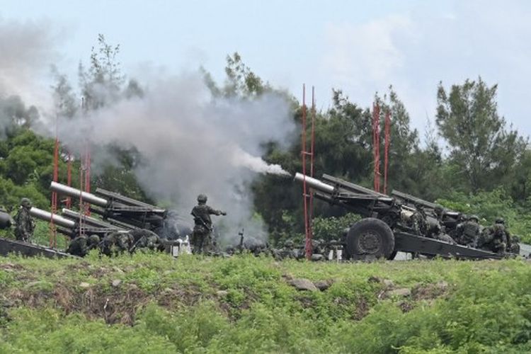 Tentara militer Taiwan menembakkan Howitzer 155 mm selama latihan anti-pendaratan langsung di daerah Pingtung, Taiwan selatan pada 9 Agustus 2022.