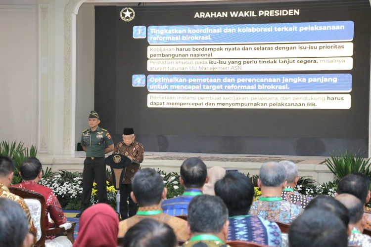 Wakil Presiden (Wapres) Republik Indonesia (RI) Ma?ruf Amin, yang juga menjabat sebagai Ketua Komite Pengarah Reformasi Birokrasi Nasional (KPRBN), memimpin Rapat KPRBN di Istana Wapres, Jakarta, Senin (7/10/2024). 