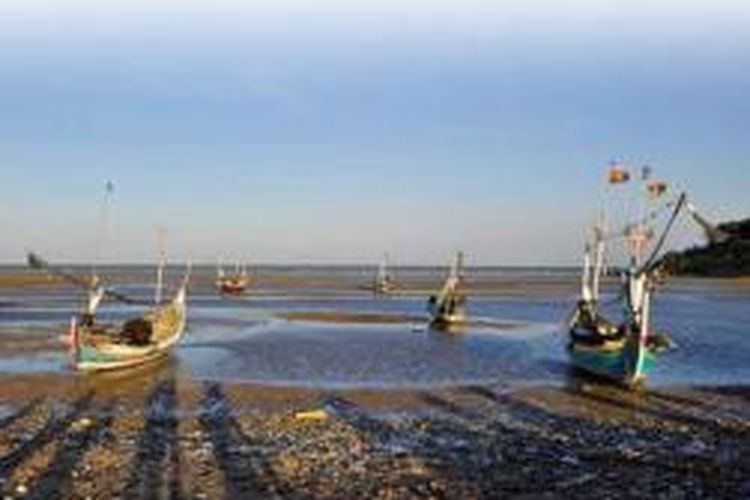 Perahu nelayan di Pantai Jumiang, Pamekasan, Madura, Jawa Timur.